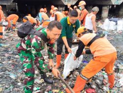 Lurah Papanggo Kerja Bakti Bersih kan Lokasi Sisa Kebakaran Bersama Camat Kasudin LH Jakarta Utara