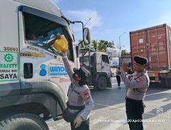 Polres Pelabuhan Tanjung Priok memberikan sembako ke sopir