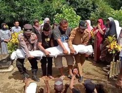 Anggota Polsek Buluspesantren Ikut Menggali Makam demi Bantu Sahabatnya