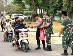 Sinergi TNI-Polri: Polres dan Kodim Kubar Bagikan Takjil