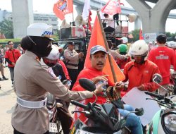 Aksi Humanis Polres Pelabuhan Tanjung Priok Bagikan Minum Dan Roti Saat Buruh Rayakan May Day