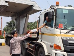 Jumat Penuh Keberkahan Bagikan Makanan dan Minuman