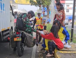 Jumat Berkah, Babinsa Jatiraden Bagikan 100 Paket Nasi Box Gratis Untuk Warga Dhuafa