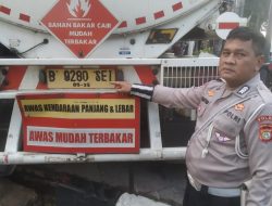 Truk Tangki Pertamina Tabrak Rumah Warga di Jalan Sumarno Jakarta Timur