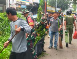 Wujudkan Lingkungan Bersih Dan Nyaman, Babinsa Koramil 02/Pondok Gede Bersama Tiga Pilar Gelar Karya Bakti