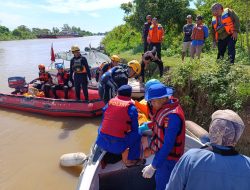 Tim SAR Ditpolairud Polda Metro Jaya Lakukan Pencarian Korban Tenggelam di Sungai CBL, Babelan, Bekasi