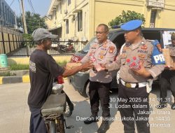 Polsek Kawasan Sunda Kelapa Gelar Jum’at Berkah, Bagikan Puluhan Paket Makanan kepada Pekerja Pelabuhan
