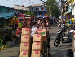 Adanya indikasi para pedagang lama menyewakan lapak kepedagang di Pasar Kaget Plumpang  sepanjang trotoar.
