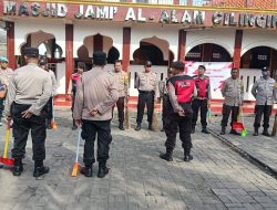 Polsek Cilincing Gelar Bhakti Sosial Bersih-Bersih Masjid Jami Al Alam dalam Rangka Hari Bhayangkara ke-79