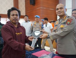 Sambut Hari Bhayangkara ke-79, Polres Metro Bekasi Serahkan 10 Sepeda Motor Hasil Kejahatan kepada Pemiliknya