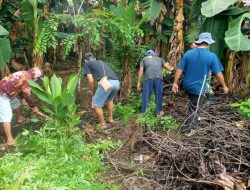 Aksi Babinsa Koramil 11/Pebayuran Kerja Bakti Bersama Warga Bersihkan Saluran Air Di Karangreja