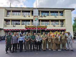 Tiga Pilar Kecamatan Pulogadung Berikan Kejutan Kue Ulang Tahun Di HUT Bhayangkara Ke-79 Tahun 2025