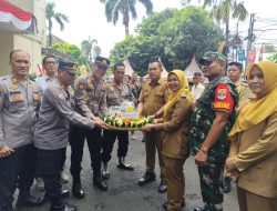 Tiga Pilar Sambangi Polsek Rawa Lumbu Beri Ucapan HUT Bhayangkara ke-79