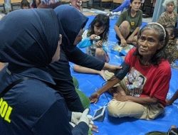 Polisi Hadir untuk Menyembuhkan: Sentuhan Kemanusiaan di Tengah Banjir Jakarta Timur