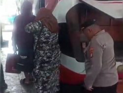 Kapolsubsektor Muara Angke Bantu Pasutri Terlantar Pulang ke Kampung Halaman