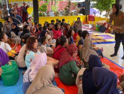 Polwan Polres Metro Bekasi dan Tim Psikologi Polda Metro Jaya Gelar Trauma Healing untuk Korban Banjir di Tambelang