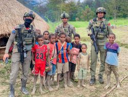 Satgas Ops Damai Cartenz 2025 Gelar Patroli dan Bagi Sembako di Distrik Omukia, Puncak Papua Tengah