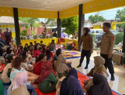 Polwan Polres Metro Bekasi dan Tim Psikologi Polda Metro Jaya Gelar Trauma Healing untuk Korban Banjir di Tambelang