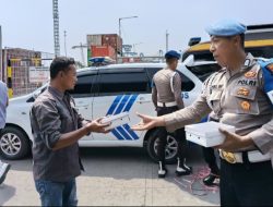 Sipropam Polres Pelabuhan Tanjung Priok Gelar Jum’at Berkah, Bagikan Puluhan Paket Makanan kepada Jamaah Masjid