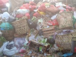 Lambannya Penanganan sampah yang ada di pasar Kaget sehingga mengganggu pengguna jalan