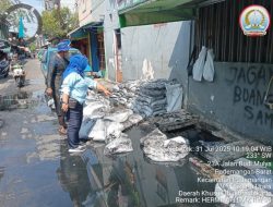 Sudin SDA Jakarta Utara Percepat Pengerukan Lumpur Saluran Air di Pademangan Barat