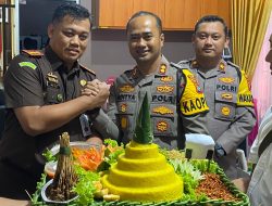 Kapolres Bangka Barat Berikan Kejutan Tumpeng di Hari Kejaksaan Nasional ke-22