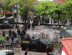 Demo Di Pati Jateng Memanas, Polisi Lepas Gas Air Mata