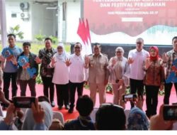 Gubernur DKI Pramono Anung Serahkan Kunci Penghuni Rusunawa PIK Pulogadung