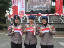Brimob Metro Jaya Bagikan 5.000 Bendera Merah Putih kepada Warga Jakarta Jelang Hari Kemerdekaan RI