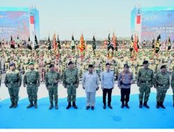 Panglima TNI Dampingi Presiden RI Prabowo Subianto Pada Upacara Gelar Pasukan Operasional dan Kehormatan Militer