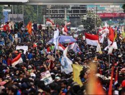 Massa demonstran kemudian dipukul mundur ke arah Gelora Bung Karno (GBK). Tak sedikit yang mencari tempat perlindungan di Senayan Park.