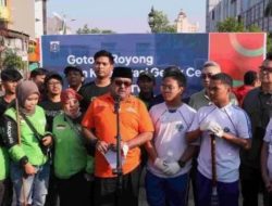 Pemerintah Provinsi DKI Gotong Royong Bersama Masyarakat Bersihkan Kawasan Halte Senen