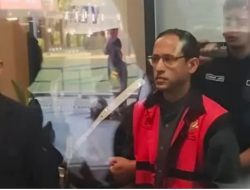 Penampakan Mantan Mendikbudristek Nadiem Makarim Pakai Rompi Tahanan, Tangan Diborgol Langsung Ditahan