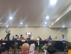 RAKYAT MENGGUGAT PEMERINTAH & DPR