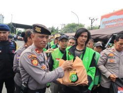Polres Metro Bekasi Kota Gelar Silaturahmi Dengan Driver Ojol, Bagikan 150 Paket Sembako