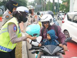Hari Jadi Polwan ke-77, Kapolres Metro Bekasi Gelar Yanmas Pagi di TL Pos Lantas Jurong, Bagikan Bingkisan