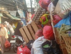 pihak pengurus sampah di pasar kaget belum memberikan ritribusi sehingga terbengkalai pengangkutan Sampah