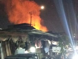 *Kebakaran Hebat Pemukiman Rumah warga Rawa Bebek Ludes Jadi Abu Suami Istri Korban Luka Bakar*