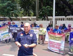 HARGA PAKAN TINGGI DAN MINIMNYA PERLINDUNGAN TERHADAP PETERNAK. PETERNAK AYAM DESAK PEMERINTAH PERHATIKAN KESEJAHTERAAN PETERNAK