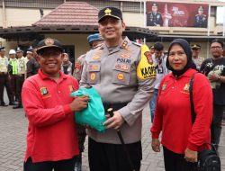“Wujud Kepedulian, Kapolres Pelabuhan Tanjung Priok Salurkan Bansos kepada Ojeg Online, Buruh TKBM, Satpam, Pokdarkamtibmas”