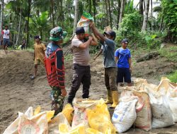Satgas TMMD Kodim 1505/Tidore Bersama Warga Gotong Royong Ambil Material Pasir Untuk Pembangunan Lapangan Bola Voli