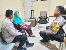 “Polisi Antar Lansia Pikun Pulang: Wujud Kepedulian Polsek Kawasan Kali Baru terhadap Warga”