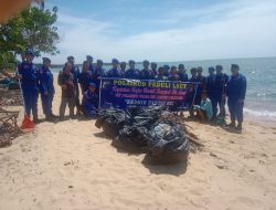 Polairud Polres Bangka Barat dan Warga Pesisir Kompak Bersihkan Pantai Air Bugis