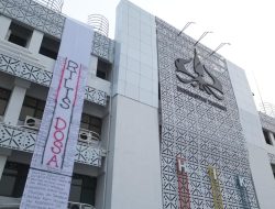 “Dosa-Dosa Kekuasaan” Prabowo-Gibran Dibentangkan Mahasiswa Trisakti dalam Aksi 50 Meter