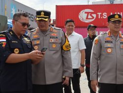 “Kapolres Priok Pimpin Pengamanan Konferensi Pers, Polri-Bea Cukai Ungkap Modus Ekspor Ilegal 87 Kontainer Produk Turunan CPO Senilai Rp2,8 Triliun di Tanjung Priok”