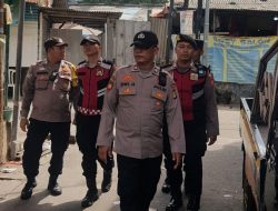 Patroli Jalan Kaki Polsek Pademangan Perkuat Program “Jaga Lingkungan” di Kawasan Permukiman
