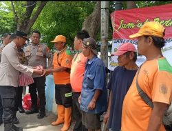 Jumat Berkah, Polisi Turun ke Lorong Warga Pademangan Bagikan Nasi Bungkus