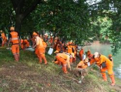 1.000 Personel Gabungan Bersihkan Waduk Ria Rio,Karya Bakti Ini Digelar Dalam Rangka Perayaan HUT ke-76 Komando Daerah Militer Jayakarta (Kodam Jaya)
