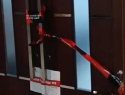 MALAM KAMIS, KPK SEGEL RUANG KERJA BUPATI BEKASI – BUPATI DI TEMUKAN Di OTT