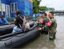 TNI AD Kerahkan Personel untuk Bantu Warga Terdampak Banjir di Penjaringan